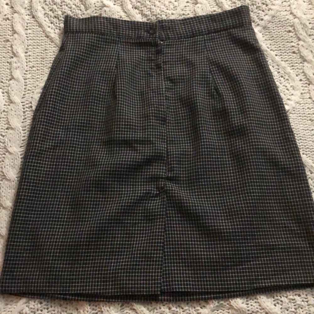 Size 8 women’s vintage mini- mid length skirt.